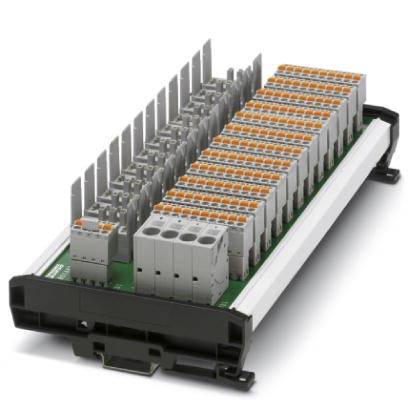 Eine Reihe von elektrischen Klemmen auf einer grünen Leiterplatte, geeignet für industrielle Anwendungen.