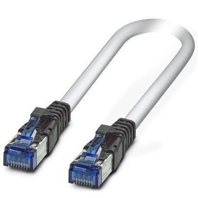 Ein graues Ethernet-Kabel mit zwei blauen Steckern an den Enden, das für die Verbindung von Netzwerkgeräten verwendet wird.