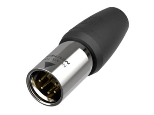Ein XLR-Stecker mit metallischem Gehäuse und schwarzem Kunststoffaufsatz, verwendet für Audiokabelverbindungen.