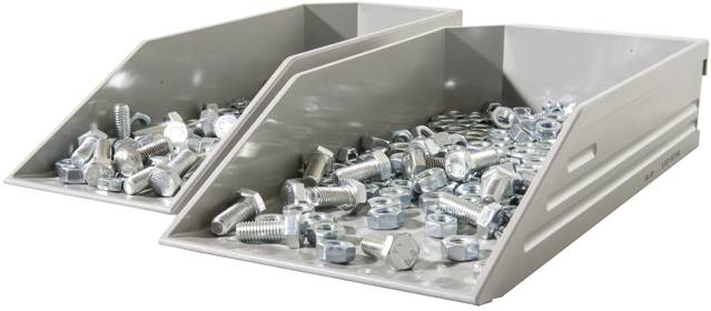 Zwei graue Lagerboxen, gefüllt mit Metallmuttern und -schrauben. Die Boxen sind nach vorne geneigt, sodass der Inhalt gut sichtbar ist.