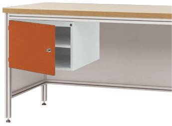 Unterseite eines Tischs mit orangener Tür an einem offenen Schrankfach. Schrank hat zwei Regale. Tischplatte aus Holz.
