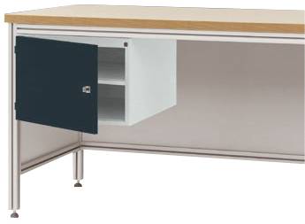 Ein Metalltisch mit einer Holzoberfläche und einem offenen, fest montierten Schrank auf der linken Seite mit zwei Fächern.