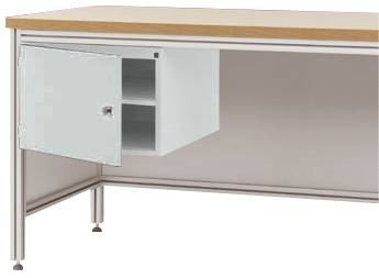 Ein Metalltisch mit Holzoberfläche und offenem weißen Schrank auf der linken Seite unter der Tischplatte.
