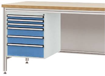 Metalltisch mit hölzerner Arbeitsfläche. Links unter der Arbeitsfläche befinden sich sechs blaue Schubladen mit schwarzen Griffen.