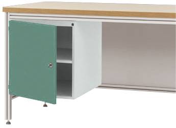 Metalltisch mit Holzplatte und offenem grünen Schrankteil darunter. Der Schrank enthält zwei Ablagefächer.