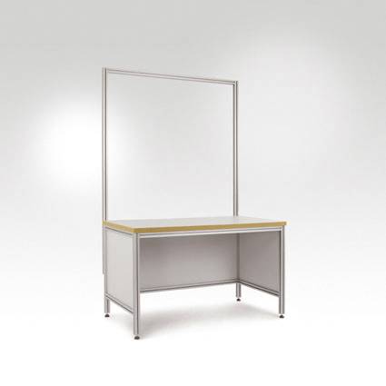 Ein einfacher Tisch aus Metall mit Holzoberfläche und hohem, rechteckigem Metallrahmen dahinter, auf neutralem Hintergrund.