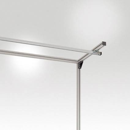 Eine minimalistische Metallaufhängung an der Decke, die zur Befestigung von Vorhängen oder Trennwänden geeignet ist.