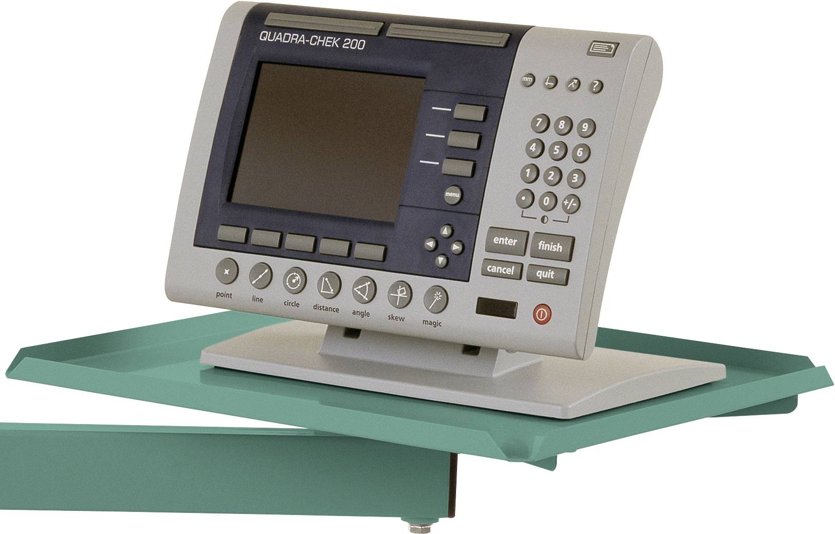 Ein elektronisches Gerät mit Bildschirm und Tastenfeld, auf einem grünen Sockel montiert. Aufschrift oben: 'QUADRA-CHEK 200'.