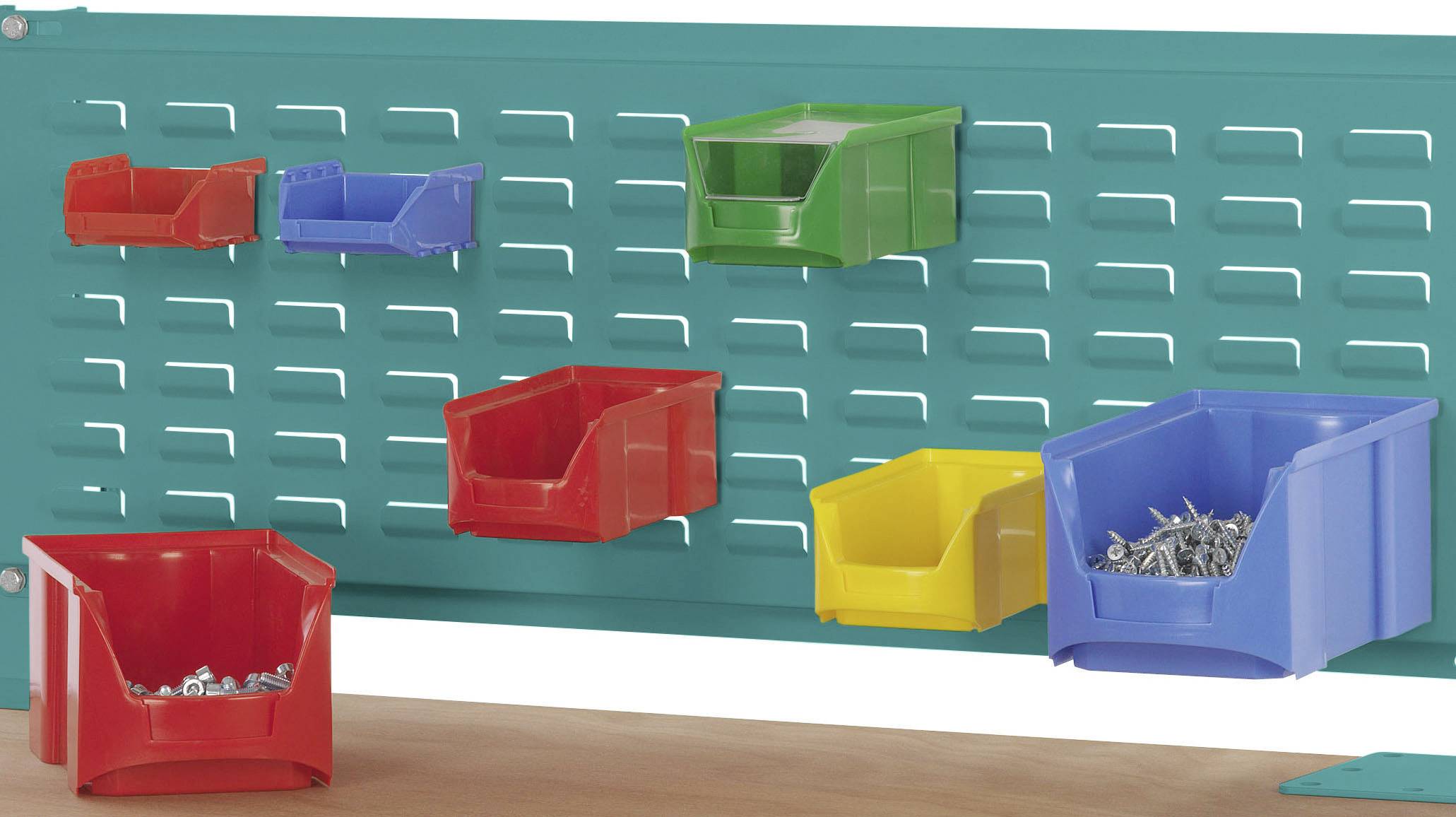 Ein Werkstattregal mit bunten Plastikbehältern, gefüllt mit Schrauben, an einer grünen Lochwand befestigt.