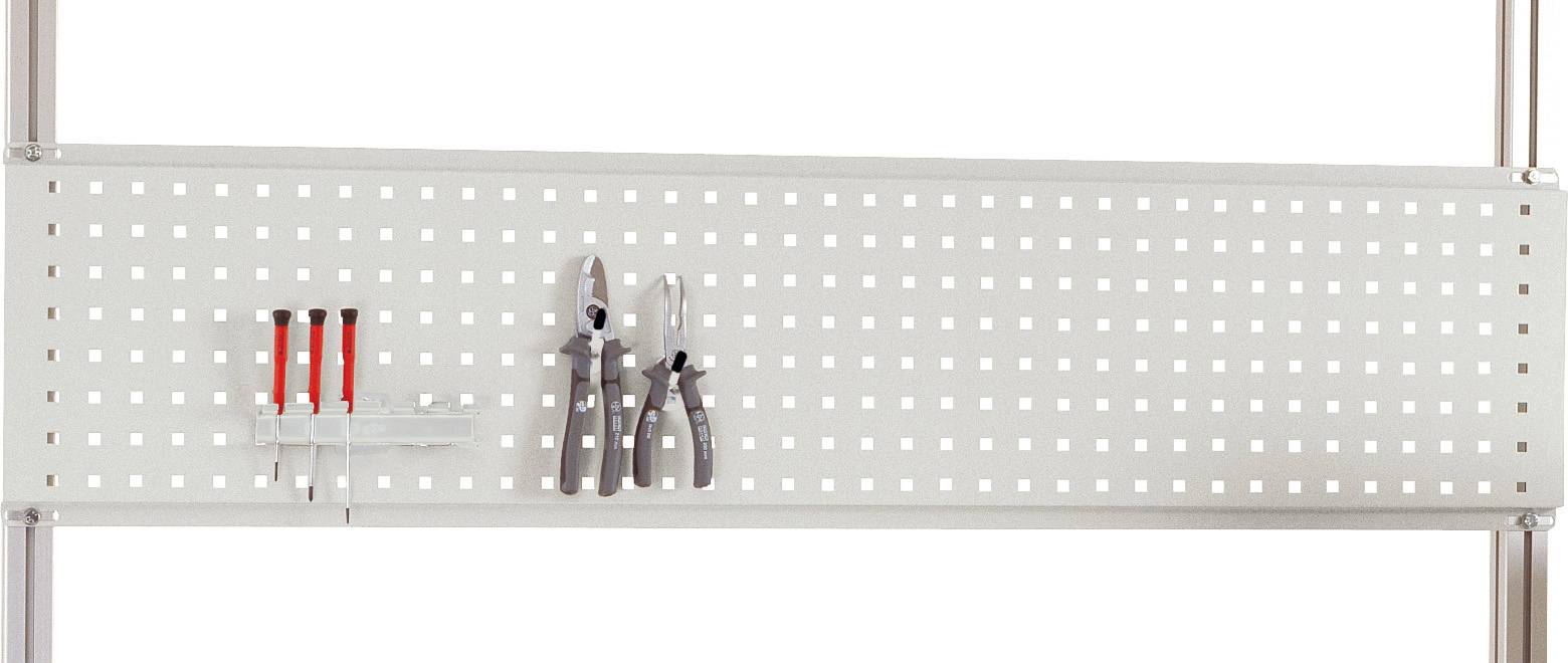 Lochwand mit vier roten Schraubendrehern und zwei Zangen, ordentlich angeordnet an Haken.