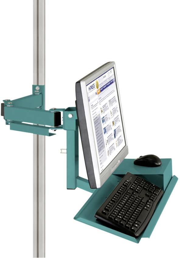 Monitorhalterung mit Tastatur und Maus, montiert an einer vertikalen Stange. Display zeigt eine Website, ergonomisch ausgerichtet.