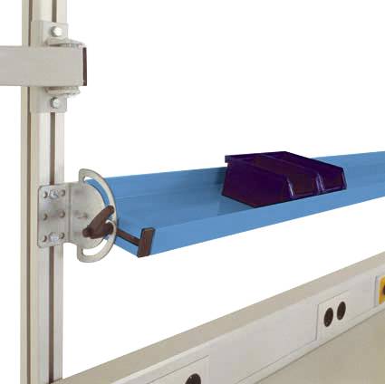 Ein blauer, verstellbarer Regalboden mit Halterungen an einem vertikalen Metallgestell befestigt. Oben liegt eine lila Ablagebox.