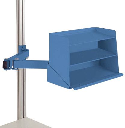 Ein blauer, schwenkbarer Regalaufsatz an einem vertikalen Metallständer, zur Werkzeug- oder Materialablage in Werkstätten.