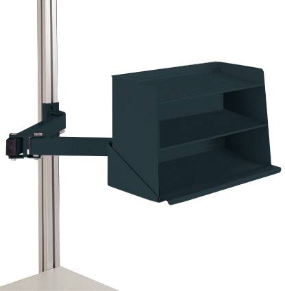 Eine schwarze, an einem vertikalen Ständer montierte, dreistufige Regalhalterung. Sie ist schwenkbar und für die Aufbewahrung gedacht.