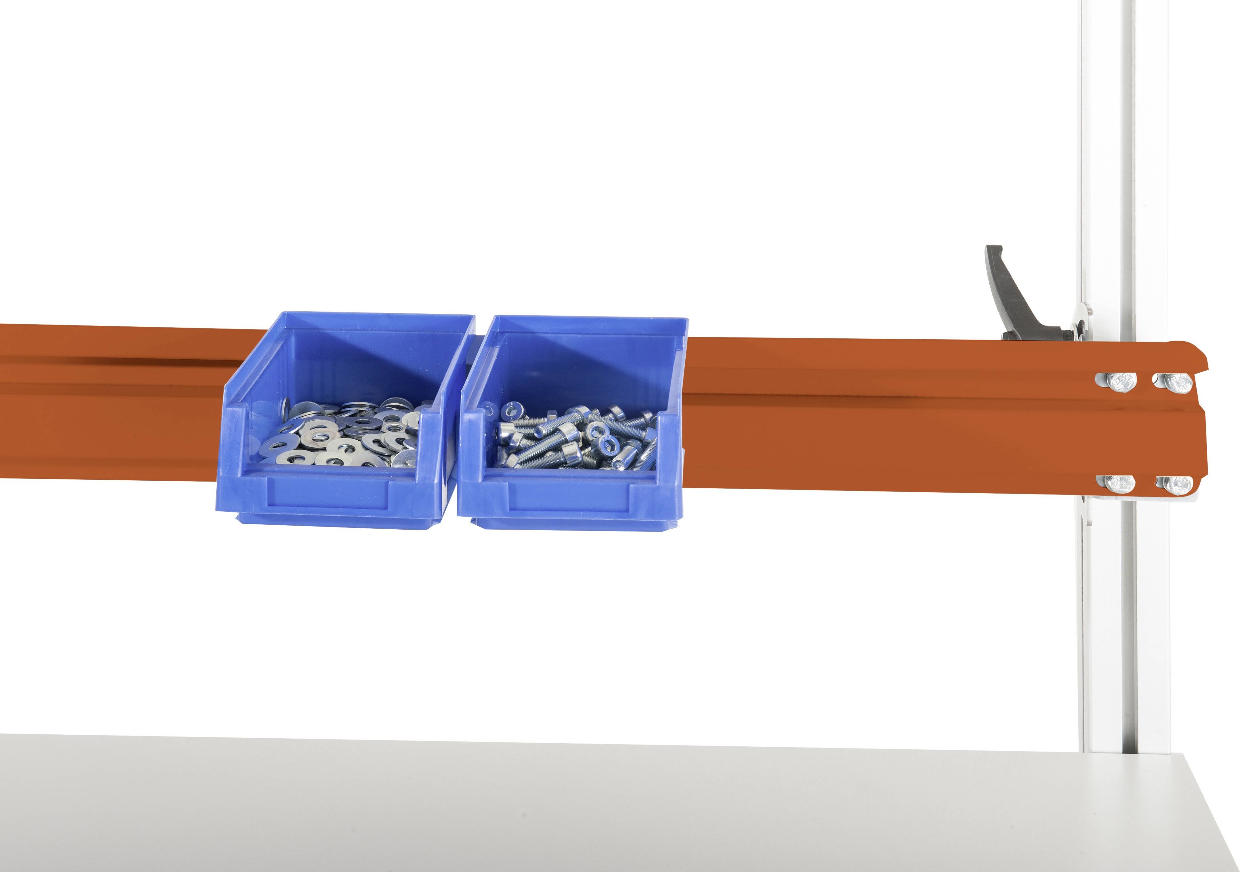 Blaue Aufbewahrungsboxen mit Schrauben und Unterlegscheiben an einem orangefarbenen Metallgestell befestigt.