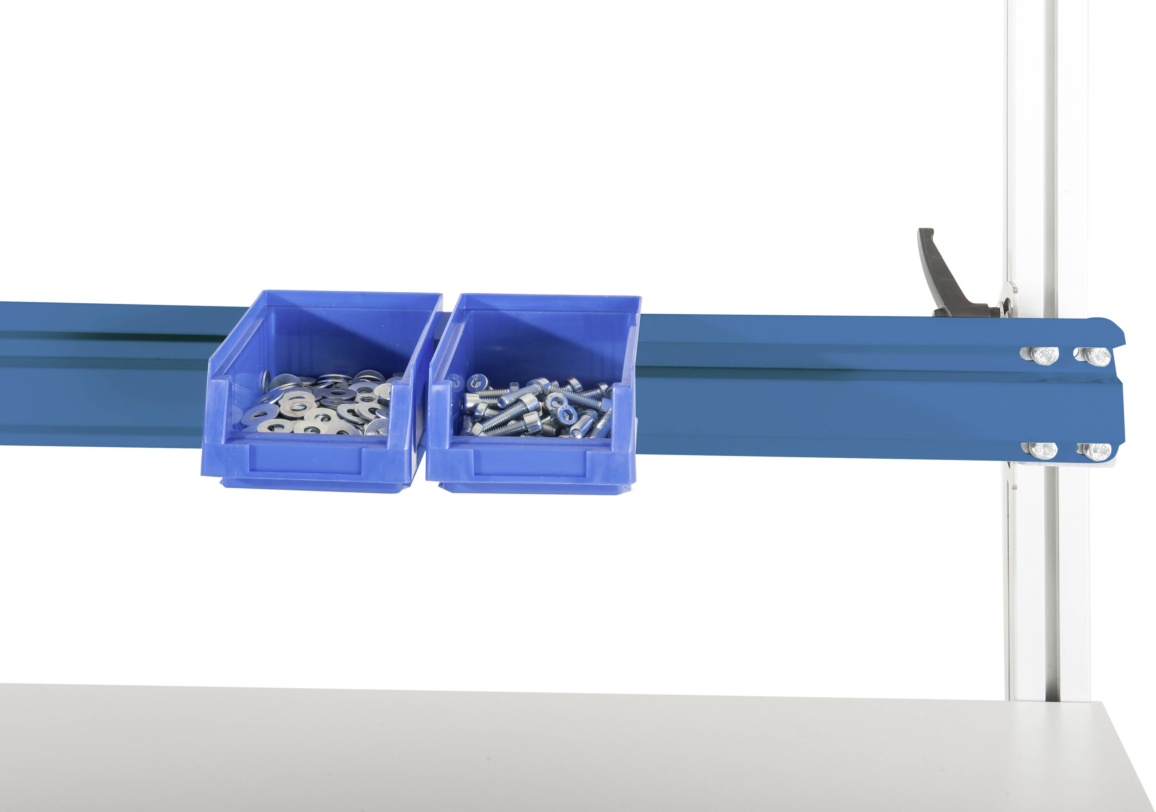 Zwei blaue Plastikbehälter auf einem Regal, gefüllt mit Metallunterlegscheiben und Schrauben, vor weißem Hintergrund.