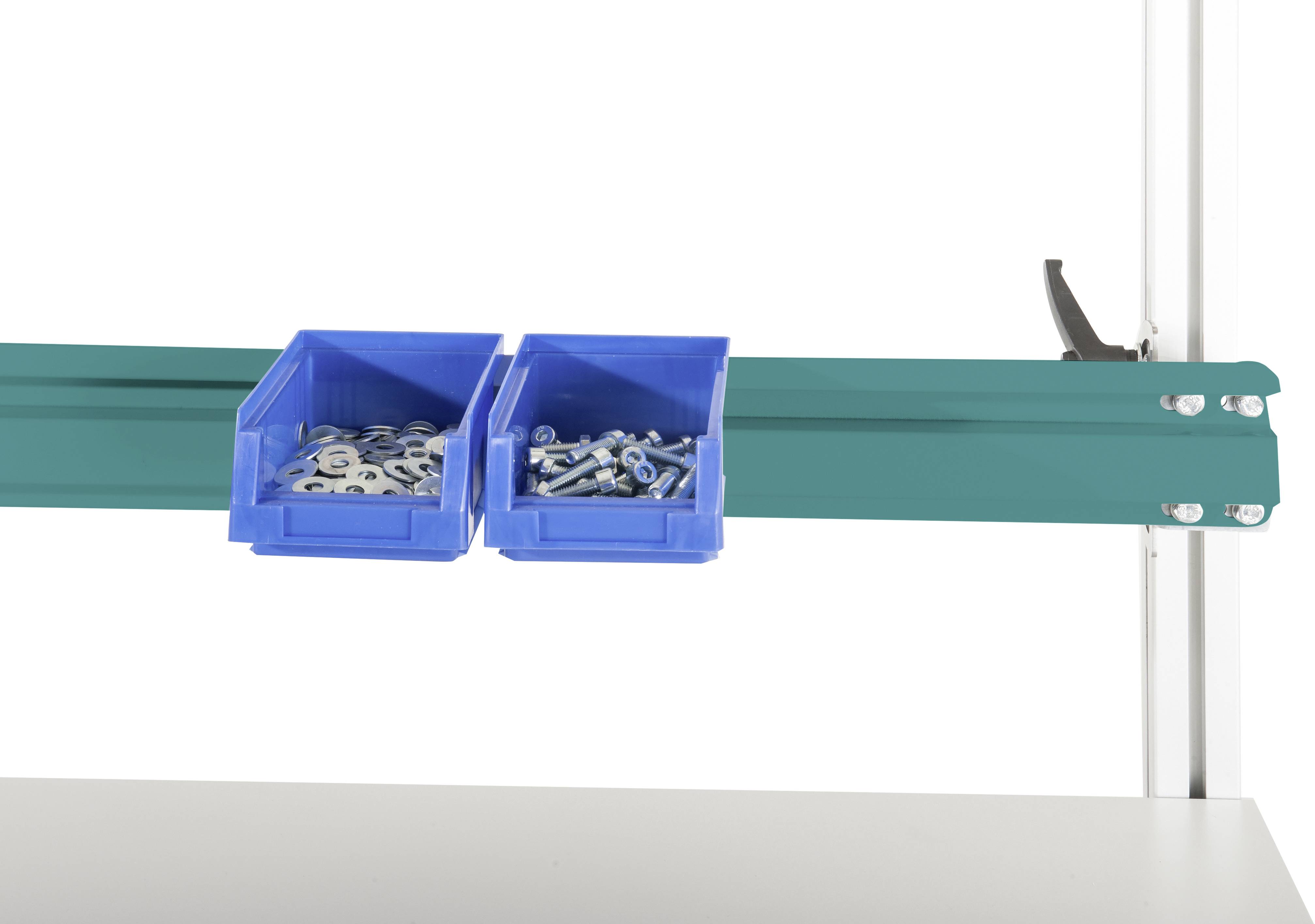 Zwei blaue Behälter mit kleinen Metallteilen, links Unterlegscheiben, rechts Schrauben, hängen an einer grünen Schiene.