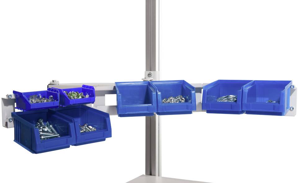 Mehrere blaue Aufbewahrungsboxen, teilweise gefüllt mit kleinen Metallteilen, sind an einer Metallstange befestigt.
