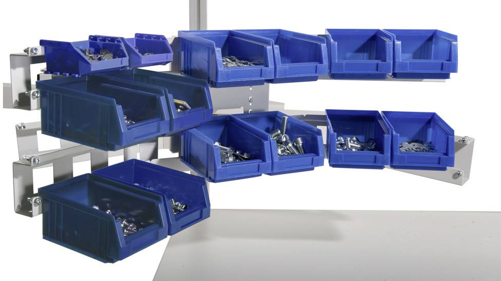 Drehbares Regalsystem mit blauen Kunststoffboxen, gefüllt mit verschiedenen Schrauben und Kleinteilen. Ideal für Werkstattorganisation.
