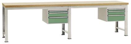 Ein langer, metallener Arbeitstisch mit zwei Schubladenblöcken in Grün auf jeder Seite und einer Holzoberfläche. Ideal für Werkstattarbeiten.