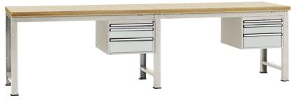 Ein langer Werkbanktisch mit zwei Metallbeinen und zwei Schubladenschränken darunter. Die Tischplatte ist aus Holz.