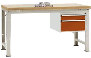 Arbeitstisch mit Holzplatte, darunter zwei orangefarbene Schubladen auf der rechten Seite.