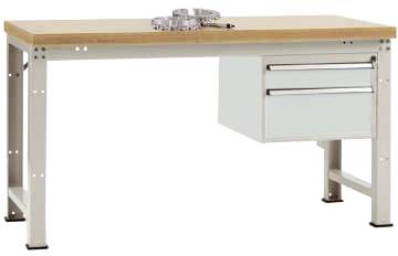 Ein grauer Arbeitstisch mit Holztischplatte und zwei Schubladen. Ein Metallgegenstand liegt auf der Tischplatte.