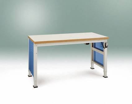 Ein einfacher Tisch mit Metallbeinen, blauem Akzent an den Seiten und einer glatten, hellen Tischplatte vor einem grünen Hintergrund.