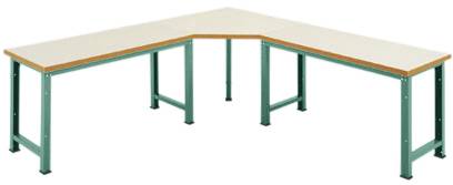 Ein großer, L-förmiger Tisch mit grünen Metallbeinen und einer hellen Tischplatte. Geeignet für Büro- oder Arbeitsräume.