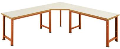 Ein L-förmiger Tisch mit roten Metallbeinen und einer hellen Arbeitsplatte, ideal für Büros oder Arbeitsbereiche.