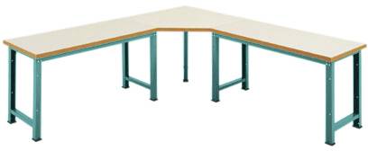 L-förmiger Tisch mit robusten Metallbeinen und einer Holzoberfläche. Ideal für Büronutzung oder als Arbeitstisch geeignet.