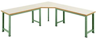 Eckiger Tisch mit zwei Platten in L-Form, grüne Metallbeine, helle Holzoberfläche. Ideal für Büros oder Arbeitsbereiche.