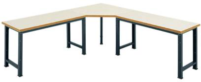 Ein L-förmiger Tisch aus Holz und Metall mit schwarzen Beinen, geeignet für Büros oder Arbeitsräume.