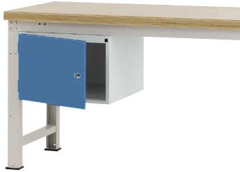 Ein Tisch mit Holzoberfläche und Metallbeinen. Unter der Tischplatte befindet sich ein offener, blau-türiger Stahlschrank.
