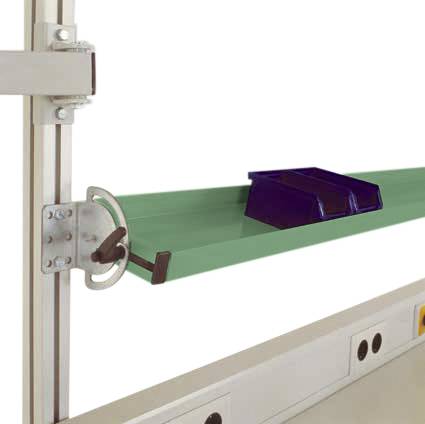 Ein grünes Regal, befestigt an einem Metallgestell, mit einer lila Ablagebox darauf. Arbeitszimmer- oder Werkstattumgebung.