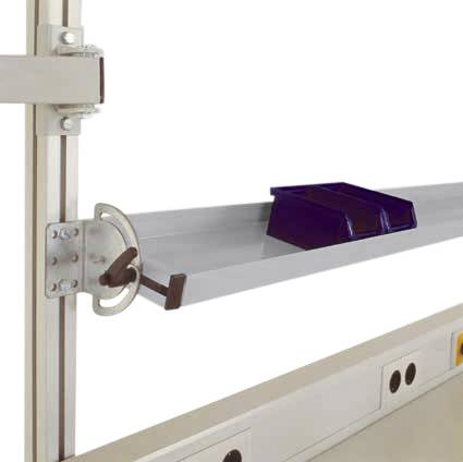 Ein Metallregal an einer Eckenhalterung mit einer blauen Ablagebox darauf. Es scheint Teil eines modularen Regalsystems zu sein.