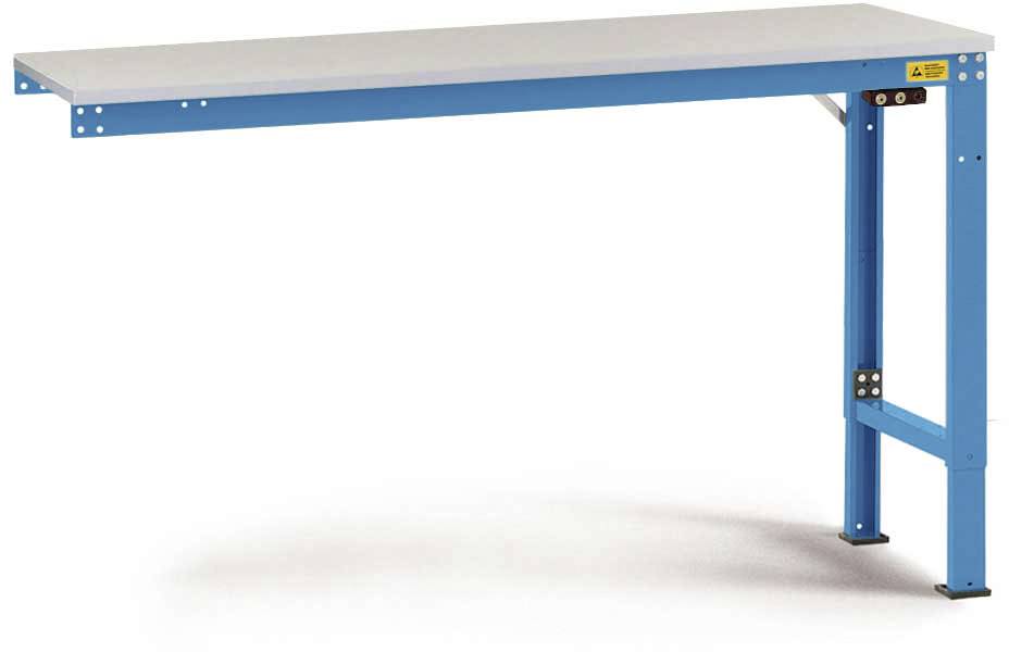 Ein langer blauer Metallschreibtisch mit zwei Beinen und einer grauen Arbeitsfläche steht vor einem weißen Hintergrund.