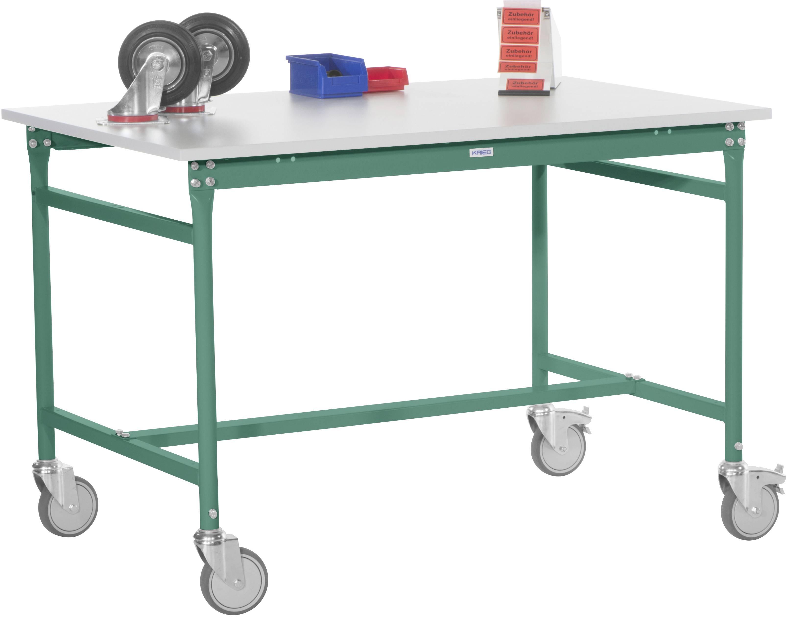 Ein rechteckiger Arbeitstisch mit grünen Stahlbeinen und Rollen. Auf der Tischplatte befinden sich zwei Rollen, eine blaue Box und Beschilderung.