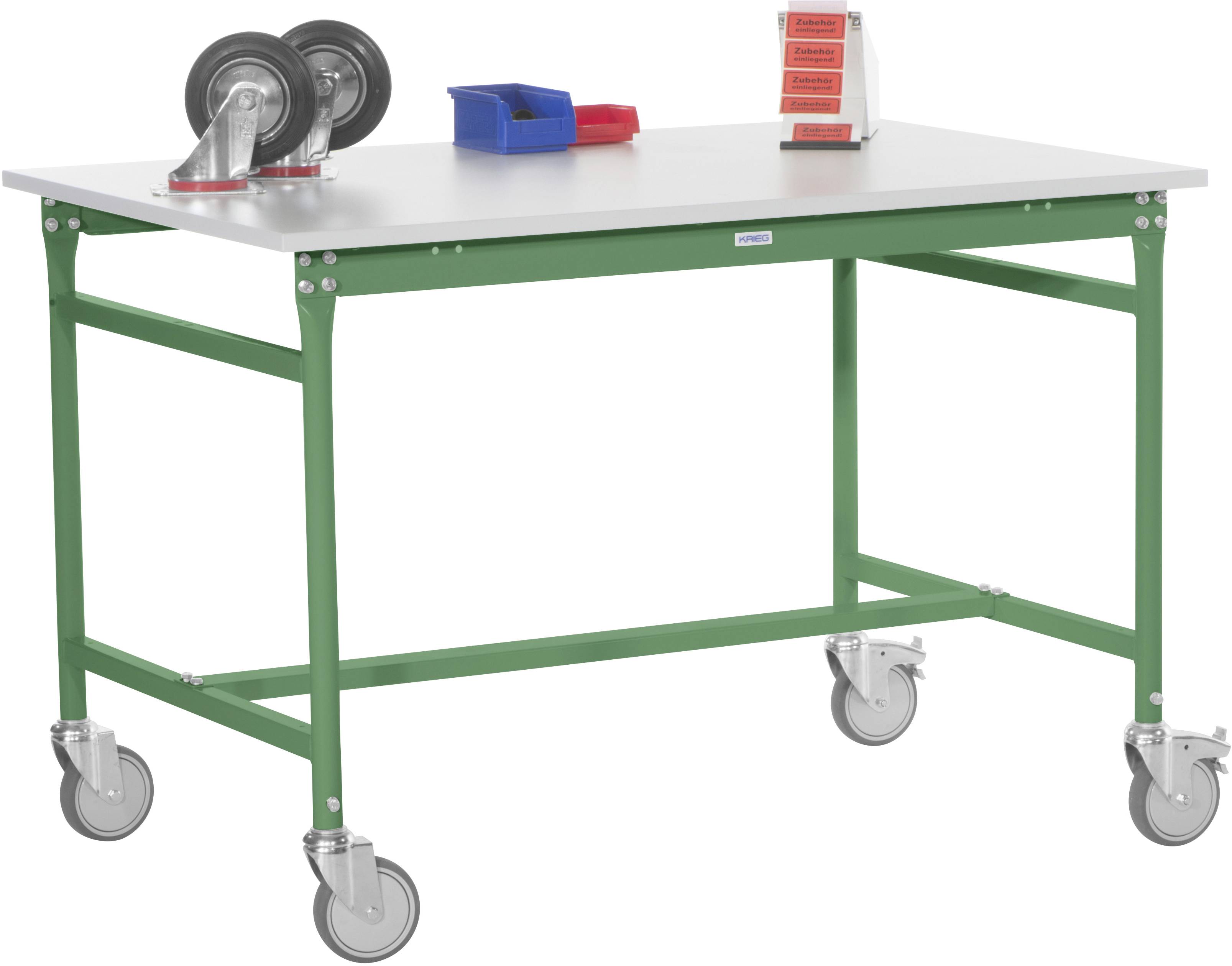 Ein grüner Arbeitstisch auf Rollen mit weißer Platte. Oben liegen zwei große Räder, ein kleines rotes und ein blaues Kästchen.