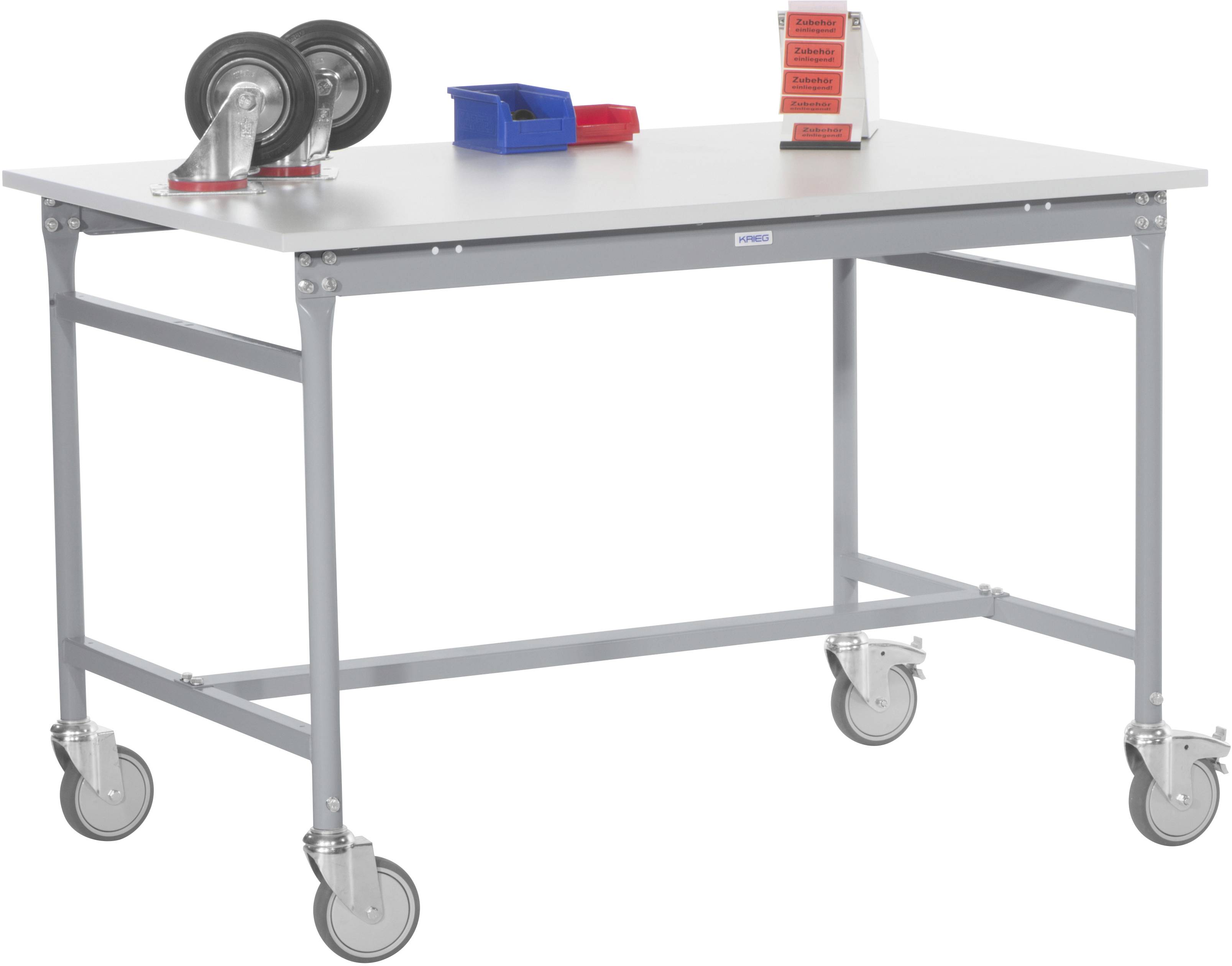 Ein grauer Tisch mit Rollen und Metallrahmen. Auf dem Tisch befinden sich zwei Räder, ein kleiner blauer Behälter und ein rotes Schild.