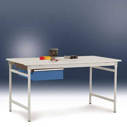 Ein weißer Tisch mit Metallrahmen, blauer Schublade, darauf befinden sich Bürogegenstände. Schlichter Hintergrund.