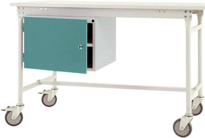 Ein Tisch mit Rollen und einem offenen, türkisfarbenen Schrank darunter. Designed für leichte Mobilität und Stauraum.