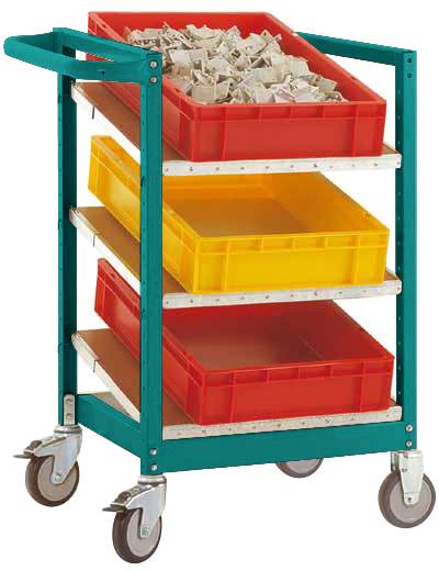 Ein grüner Rollwagen mit vier drehbaren Rädern hat vier Fächer. Die oberen drei Fächer enthalten rote und gelbe Sortierboxen.
