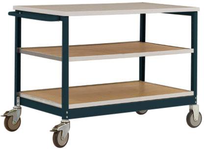 Ein dreistöckiger Servierwagen mit Metallrahmen und Holzregalen, langlebig und mit vier Rollen mobil.