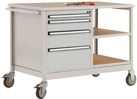 Ein mobiler Werkstattwagen aus Metall mit vier Schubladen auf der linken Seite und zwei offenen Regalfächern rechts. Oben liegen Werkzeuge.