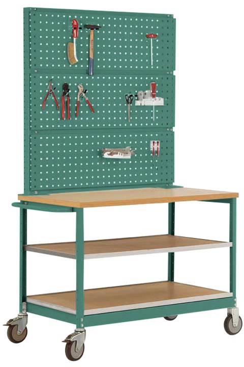 Grüner Werkzeugwagen mit Rollen, Holzarbeitsplatte und Werkzeugwand, bestückt mit Hämmern, Schraubenschlüsseln und Zangen.