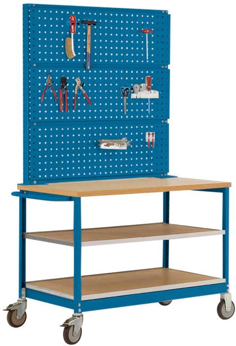 Mobiler Werkbankwagen mit blauer Lochwand, Holzarbeitsfläche und zwei Regalböden. Lochwand hält Werkzeuge wie Zange und Hammer.