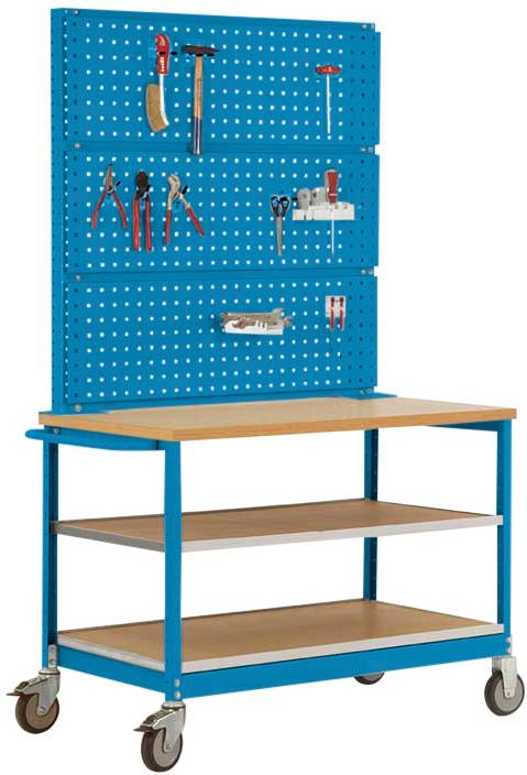 Werkbank mit blauer Lochwand, an der verschiedene Werkzeuge wie Schraubendreher, Zangen und Schere hängen; darunter drei Ablageböden.