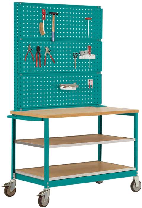 Werkbank mit Rollen, drei Holzablagen und einer Rückwand mit Werkzeughaltern, an denen verschiedene Handwerkzeuge hängen.