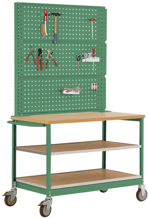 Grüne Werkbank auf Rollen mit Holzablageflächen. An der Rückwand hängen verschiedene Werkzeuge wie Zangen und Schraubendreher.